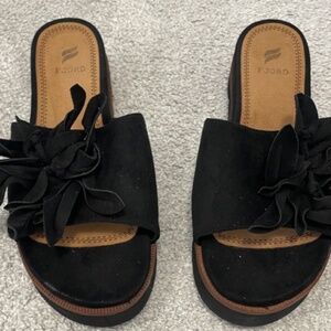 FJORD Black Suede Flower Sandals NWOT 8